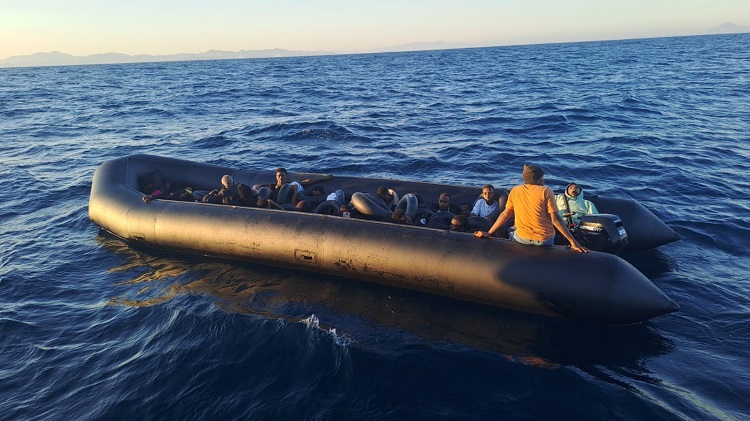 Yunanistan geri itti, Sahil güvenlik kurtardı: 7’si çocuk 28 göçmen aydın’da kurtarıldı