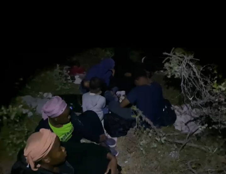 Sahil Güvenlik İHA’sı tespit etti: İzmir’de 4’ü çocuk 8 düzensiz göçmen ve 3 kaçakçı yakalandı