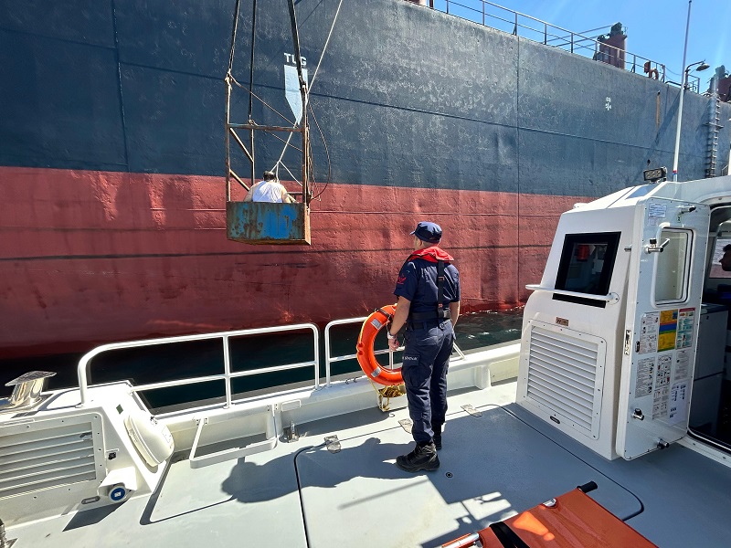 Kocaeli açıklarında ticari gemide yaralanan şahıs için medikal tahliye operasyonu