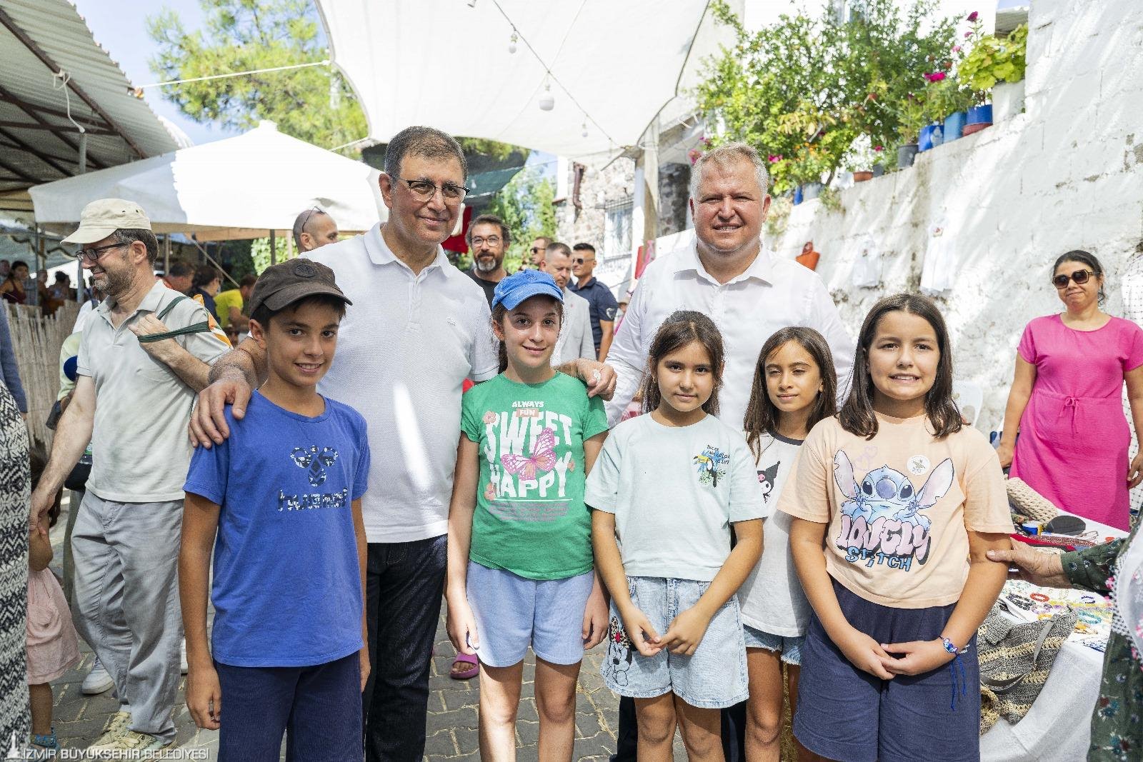 İzmir’de ‘Korkuluk’ festivali coşkusu: Başkan Tugay yurttaşlarla bir araya geldi