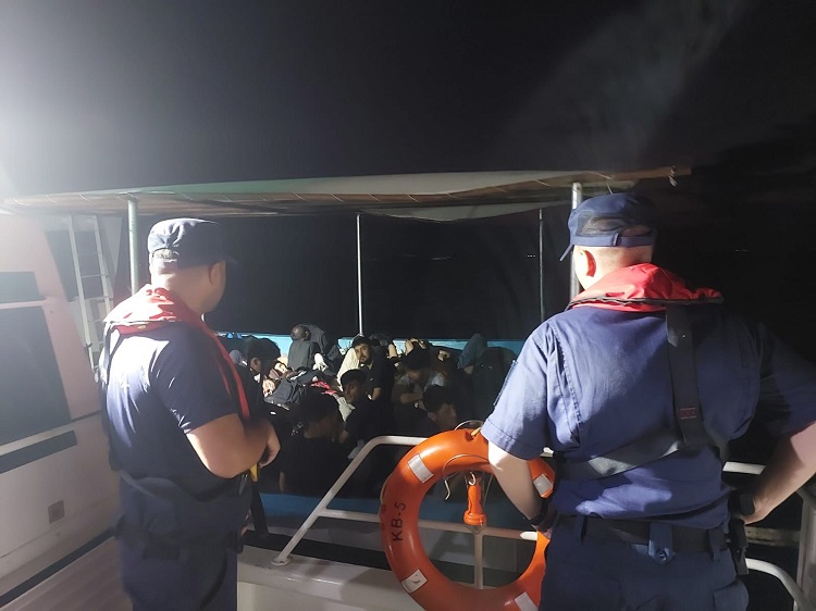 Çanakkale açıklarında düzensiz göçmen operasyonları: 24 saat içinde 55 göçmen ve 4 kaçakçı yakalandı