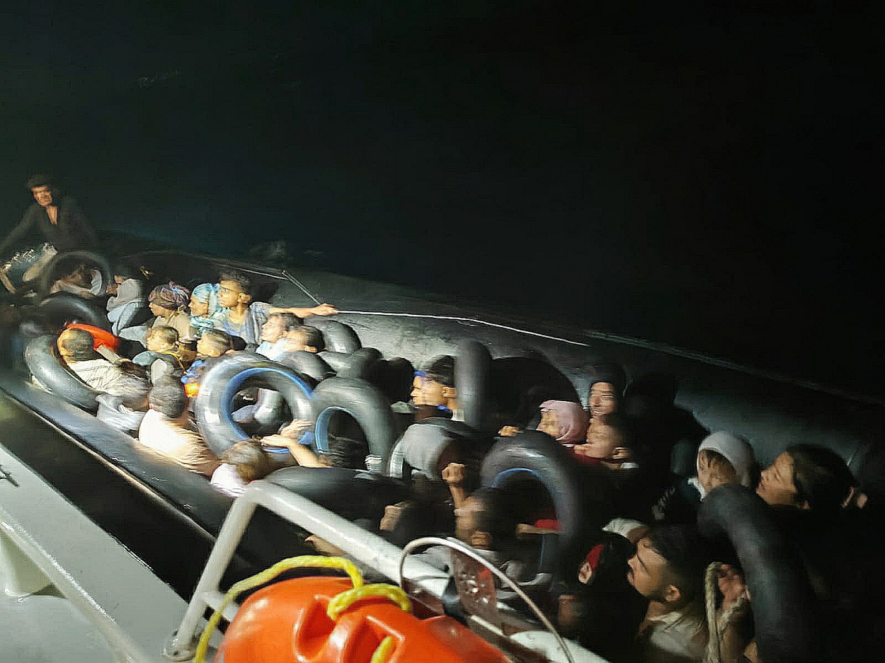 İzmir açıklarında yarım saat arayla iki operasyon: 19’u çocuk 43 düzensiz göçmen yakalandı