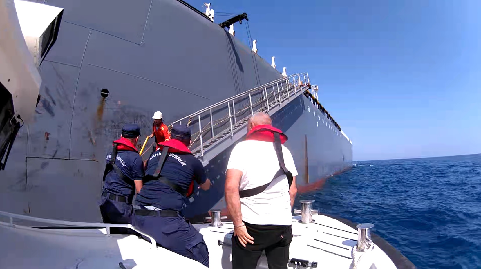 Mersin açıklarındaki ticari gemiden acil tıbbi tahliye gerçekleştirildi