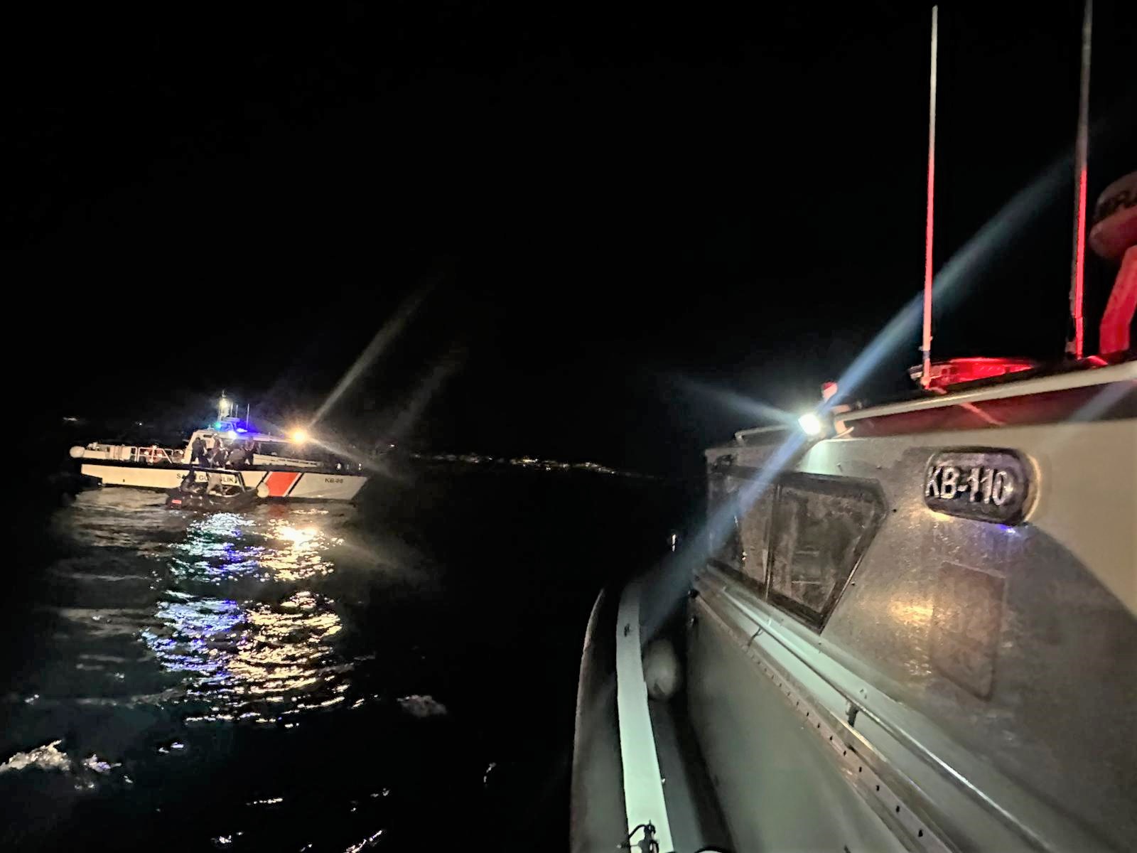 Muğla sularında Sahil Güvenlik’ten çifte operasyon: Geri itilen göçmenler kurtarıldı, Yaralı çocuk tahliye edildi
