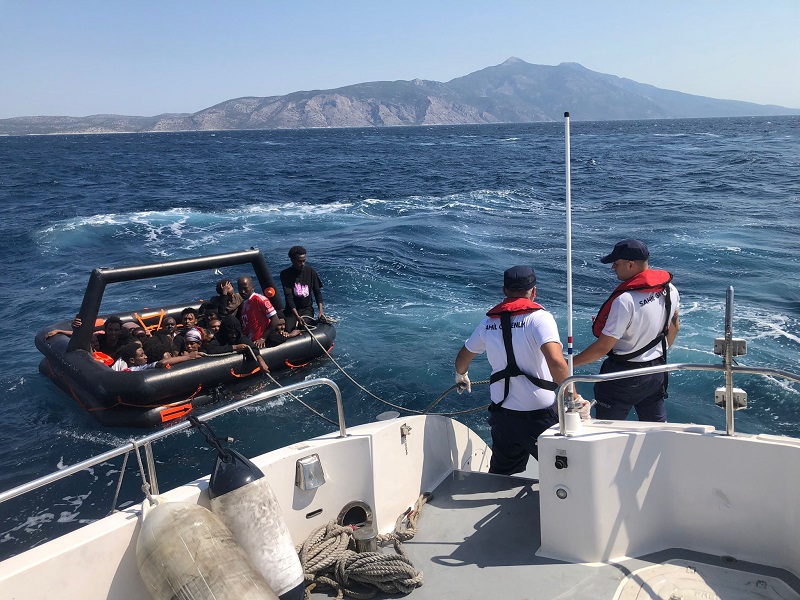 Yunanistan’ın geri ittiği 25 düzensiz göçmen Kuşadası açıklarında kurtarıldı