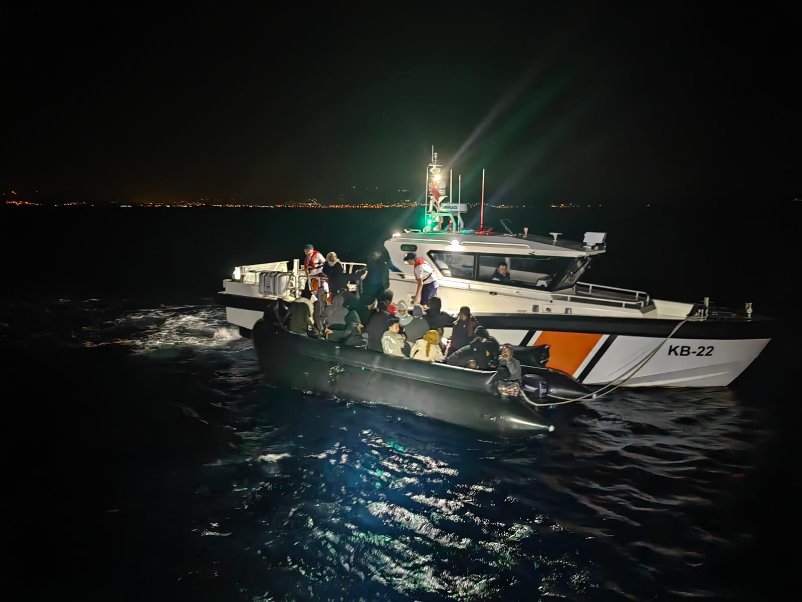 İzmir’de Sahil Güvenlik ve Jandarmadan operasyonlar: 24 saatte 61 düzensiz göçmen yakalandı