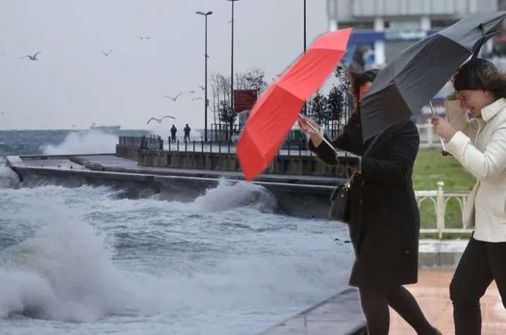 İstanbul Valiliği’nden flaş uyarı: Bu gece fırtına ve sağanak yağışa dikkat!