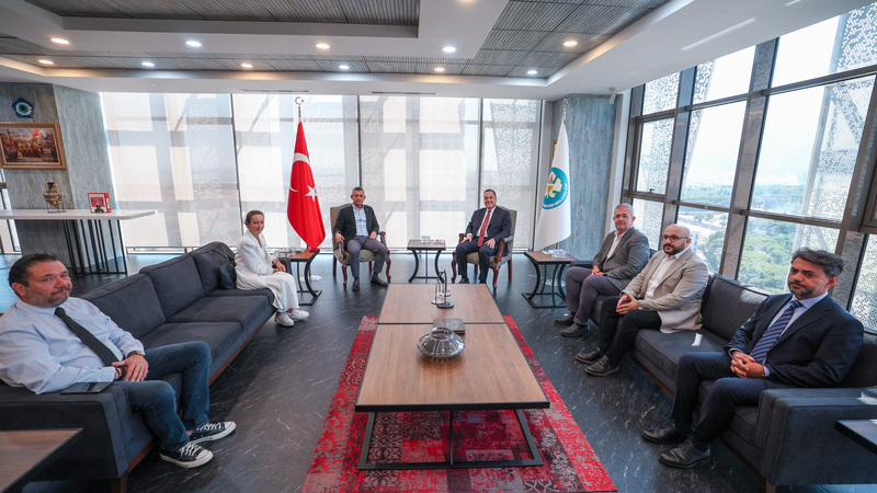 CHP Lideri Özgür Özel, Manisa Büyükşehir Belediye Başkanı Besim Dutlulu’yu ziyaret etti