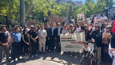 CHP’li Gençler bakanlık önünde: Atanamadığı için intihar eden öğretmenlerin fotoğraflarını bıraktılar