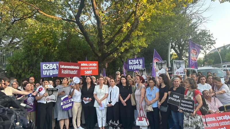 CHP’li kadınlardan meclis önünde Saliha Akkaş eylemi: “TBMM’yi derhal göreve çağırıyoruz!”