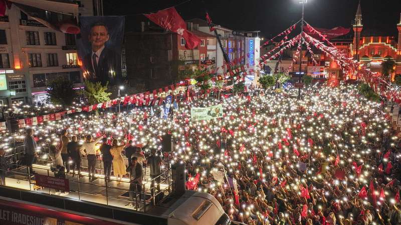 Özgür Özel Aksaray’dan seslendi: “Kutuplaşmaya değil, kucaklaşmaya geldik”