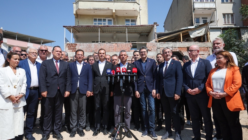 Özgür Özel deprem bölgesi Sındırgı’dan seslendi: “Afet Bölgesi İlan Edilsin” dedi, Bahçeli’nin sözlerini yorumladı