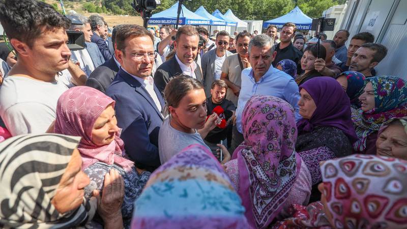 CHP Lideri Özgür Özel, depremden etkilenen köyleri ziyaret etti