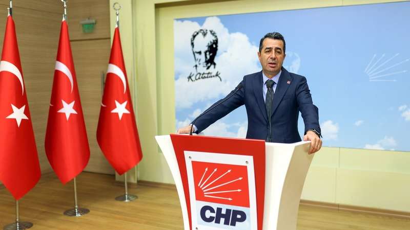 CHP’li Erhan Adem’den yaş çay alım fiyatına tepki: “Bu fiyat değil, Hak gaspıdır”