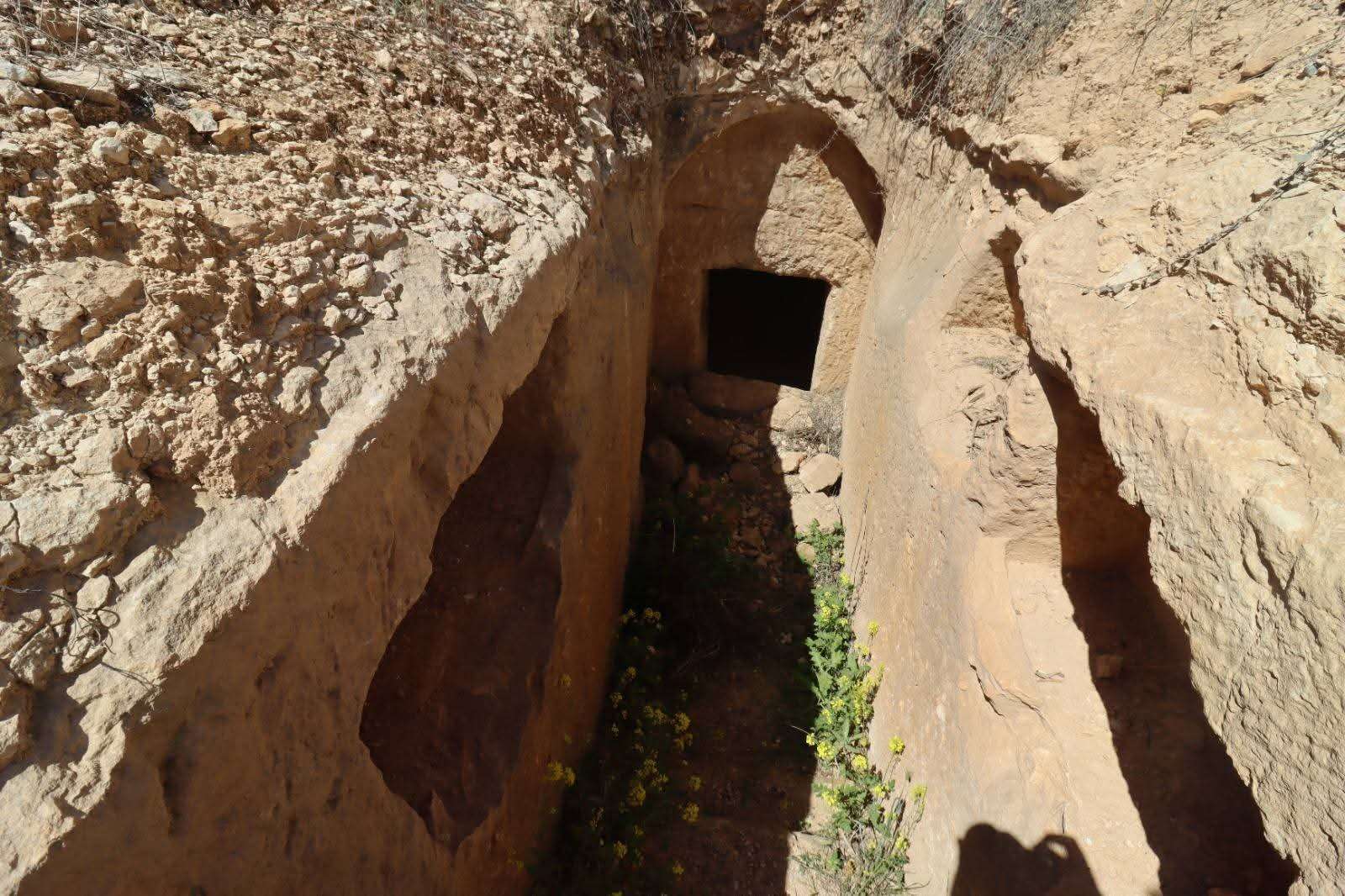 Şanlıurfa’nın saklı tarihi gün yüzüne çıkıyor: Suruç’taki gizemli kaya mezarında haç betimi ve yazıtlar bulundu