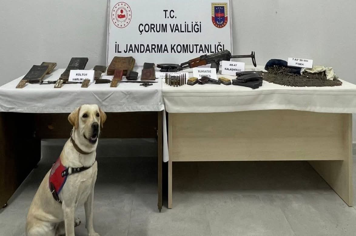 Çorum’da iki eve baskın: Kalaşnikof Tüfek ve 10 adet El Yazması Kur’an ele geçirildi