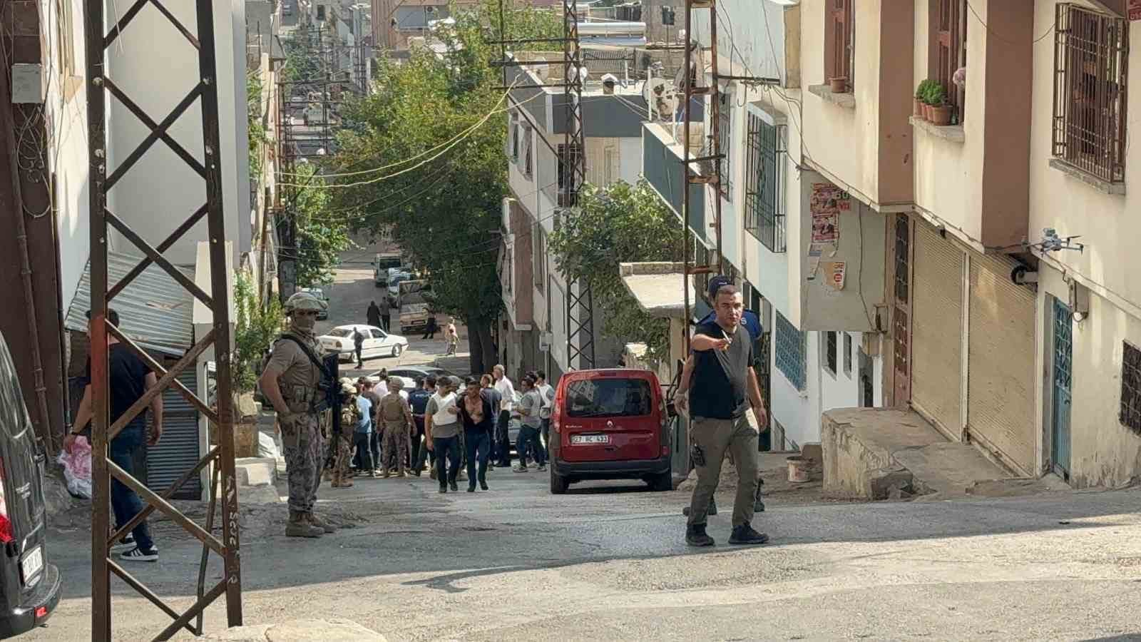 Gaziantep’te 40 yıl hapis cezasıyla aranan firariyi, Darp ettiği eşi yakalattı