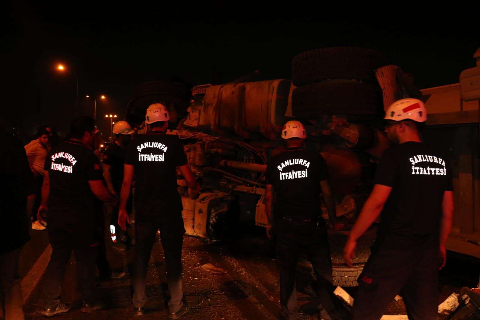 Şanlıurfa-Mardin karayolunda zincirleme kaza: Tır ve 2 otomobil çarpıştı, 3 yaralı