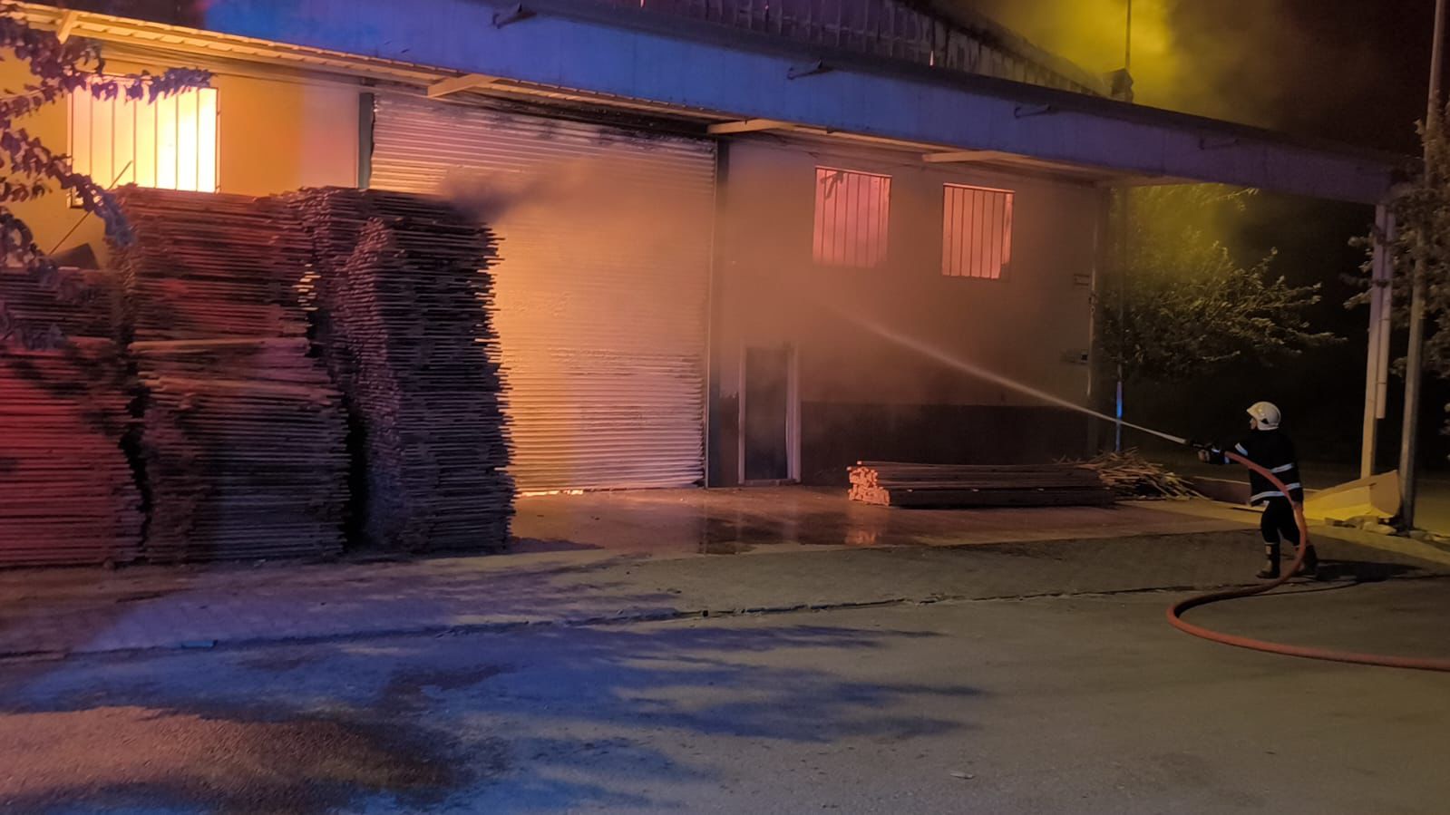 Şanlıurfa’da Mobilyacılar Sitesi’nde korkutan yangın