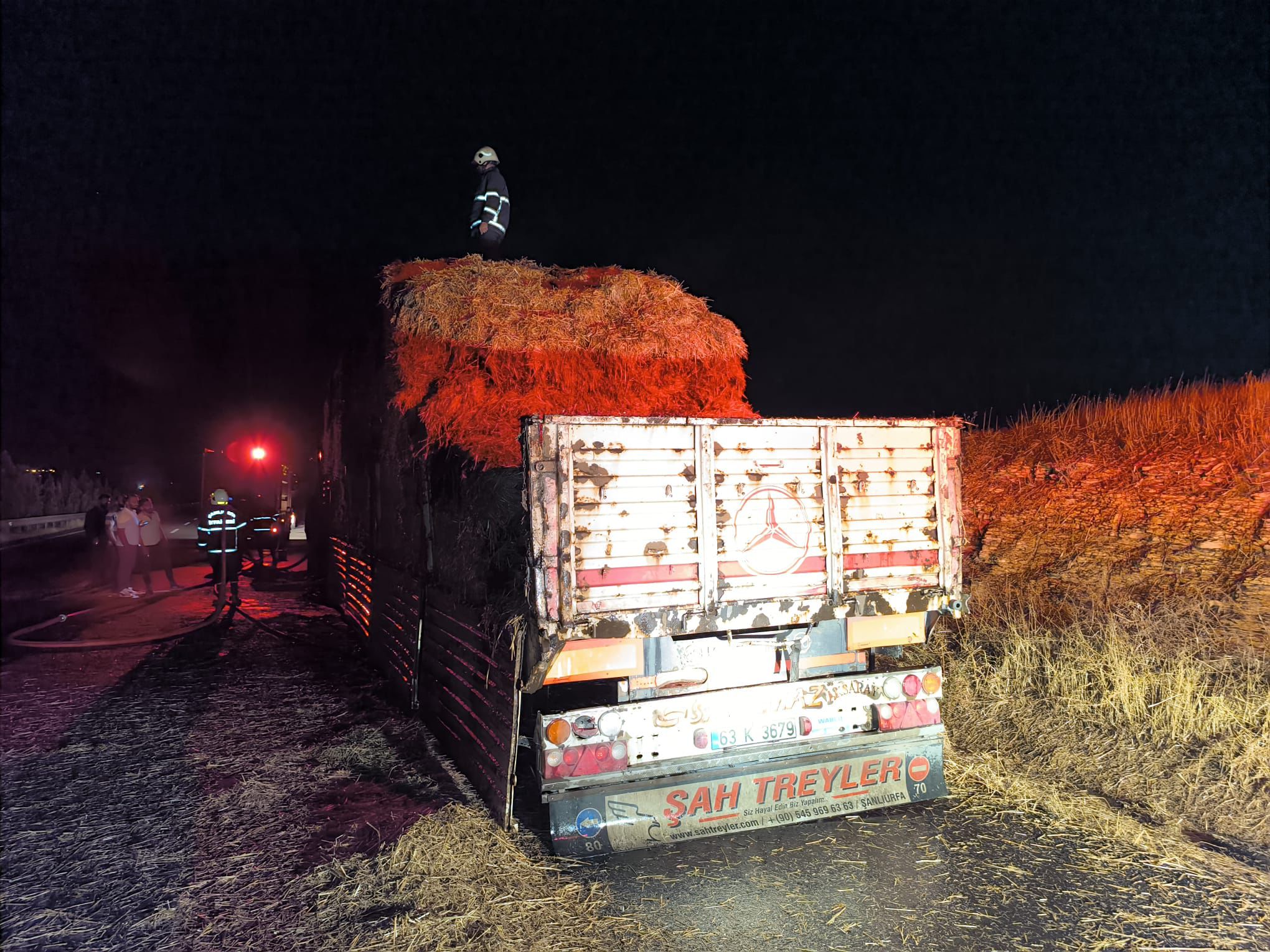 Şanlıurfa-Gaziantep otoyolunda saman yüklü kamyon alev alev yandı
