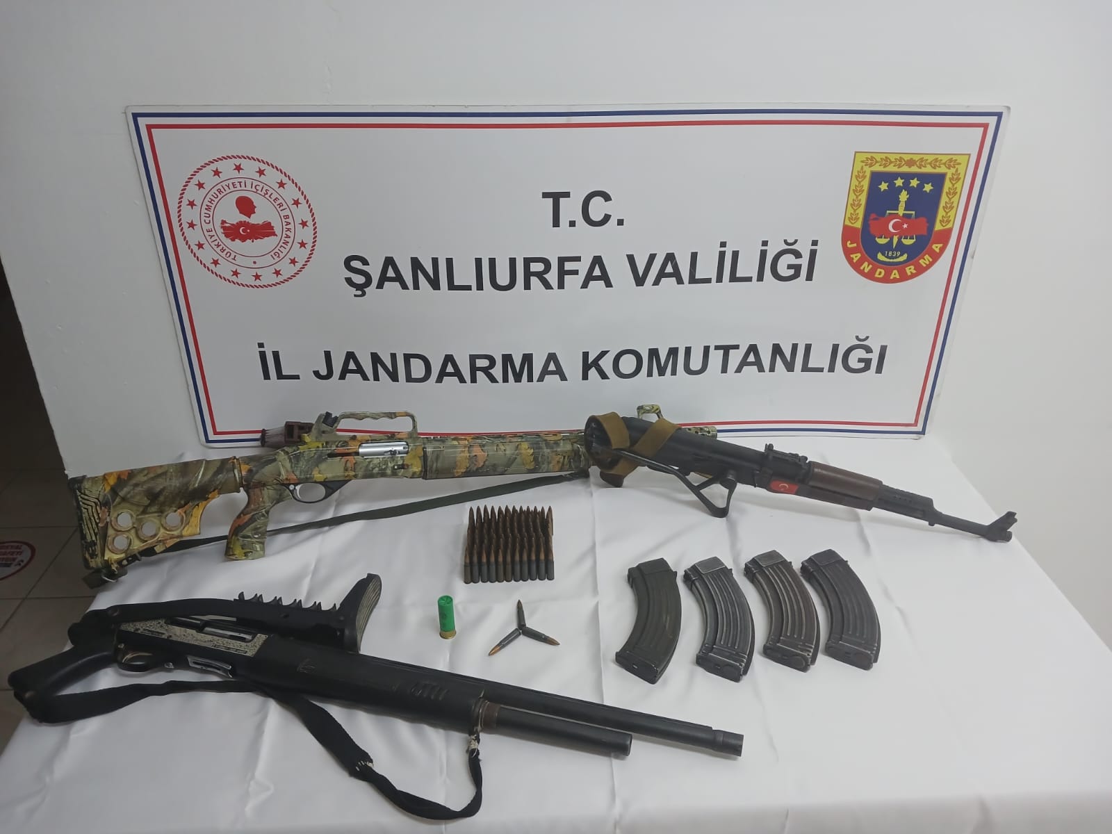 Şanlıurfa’da “Şok Yol Araması” operasyonu: Tonlarca kaçak sigara ve çay ele geçirildi