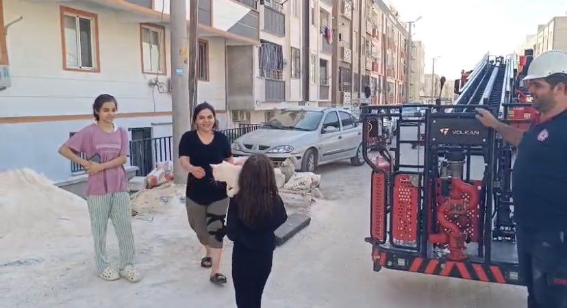Şanlıurfa’da itfaiye ekipleri, Pencerede mahsur kalan kediyi kurtardı