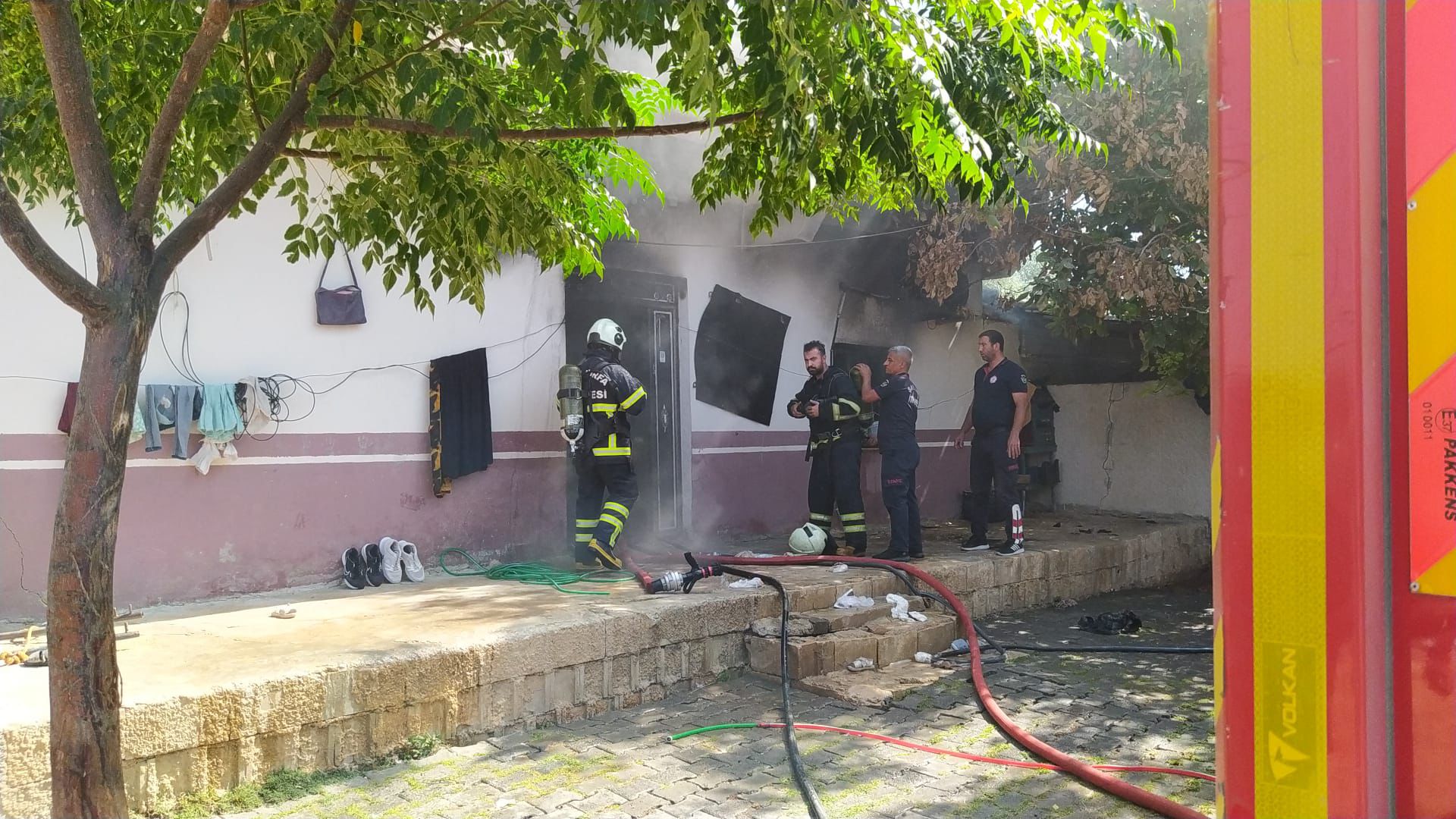 Şanlıurfa’da ev yangını: İtfaiye ekipleri yangını kontrol altına aldı