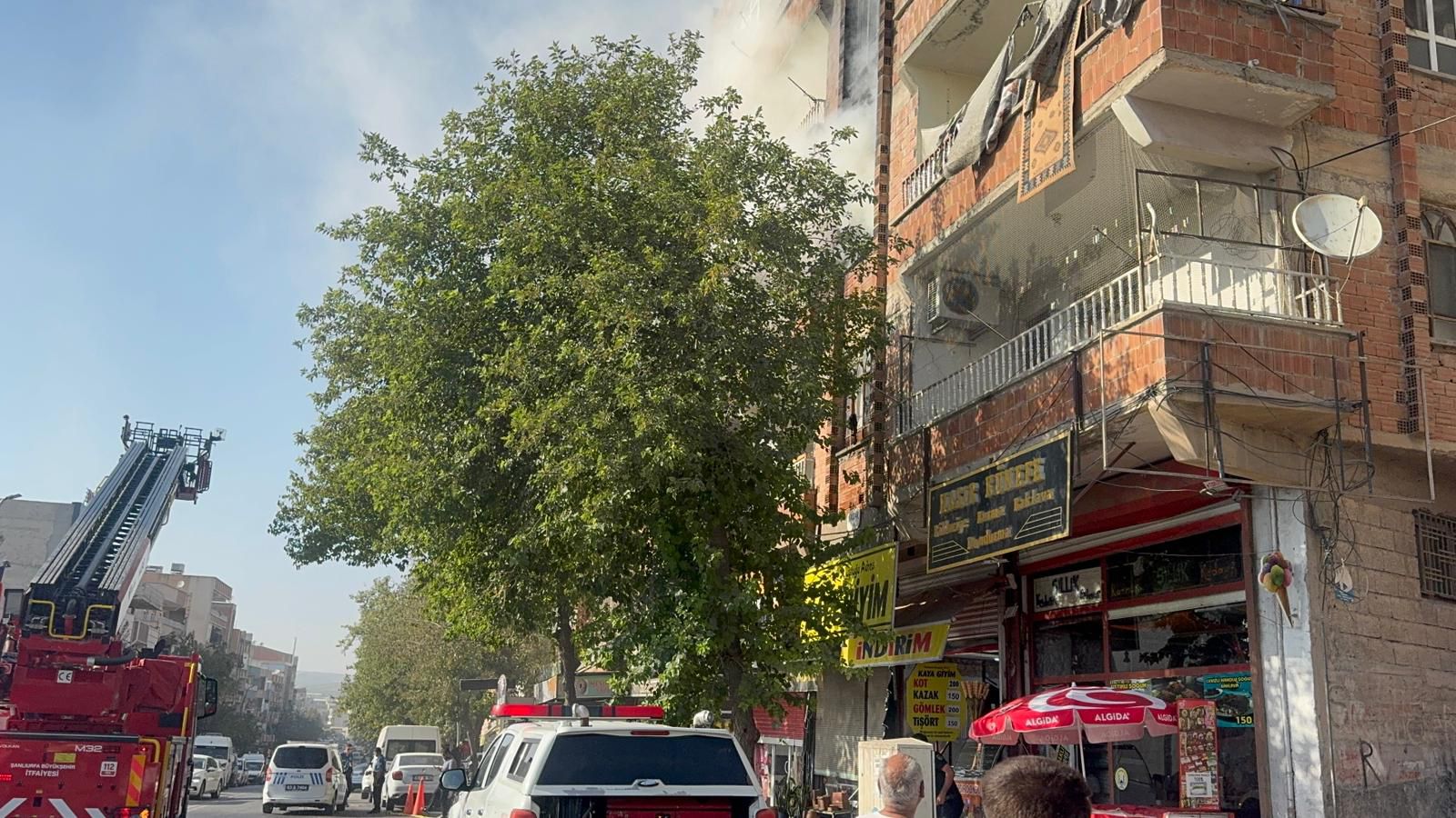 Şanlıurfa’da apartman yangını: İki kişi dumandan etkilendi