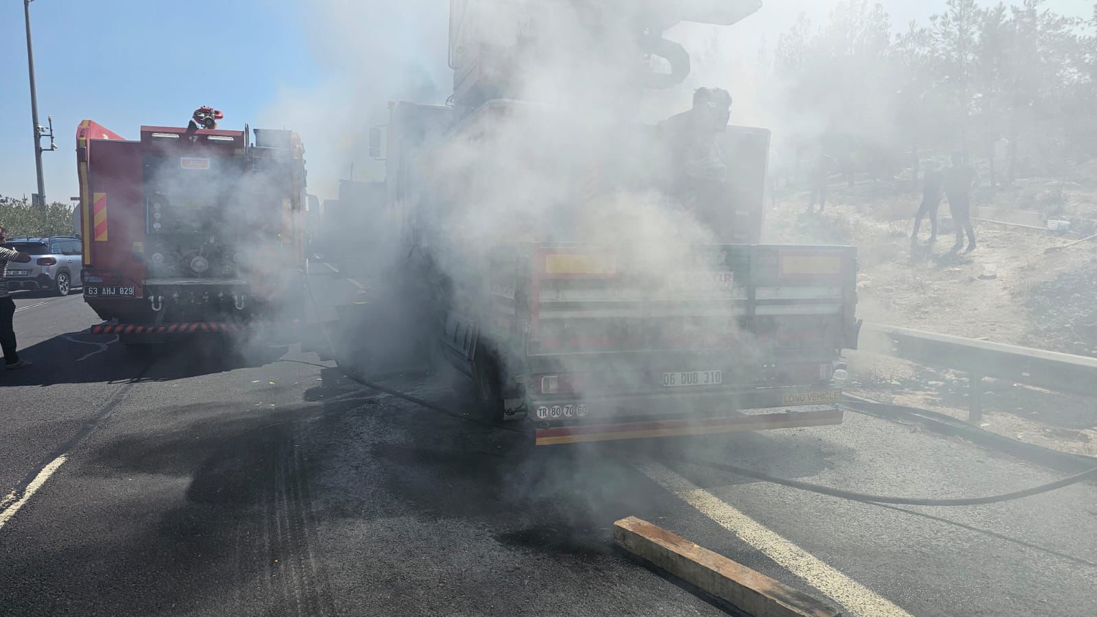 Şanlıurfa-Mardin yolunda TIR alev alev yandı