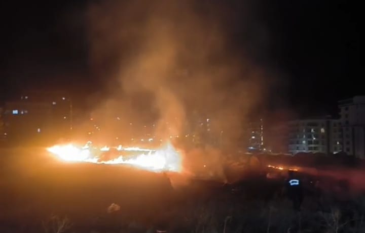 Şanlıurfa’da boş arazide yangın: Mahalleli “Film İzler Gibi” seyretti