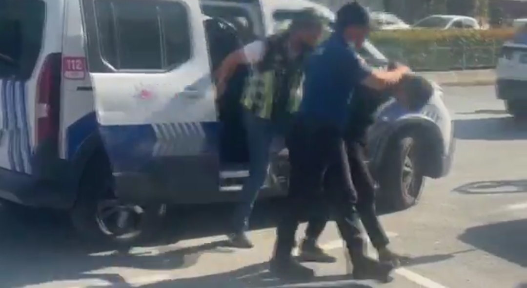 Bakan Yerlikaya duyurdu: İstanbul’da kadın sürücüye saldıran trafik eşkıyası yakalandı!