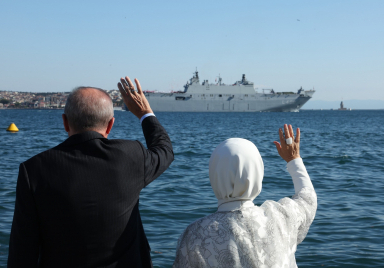 Cumhurbaşkanı Erdoğan, Boğaz geçişi yapan gemileri selamladı