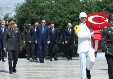 Cumhurbaşkanı Erdoğan başkanlığındaki YAŞ üyeleri, Anıtkabir’i ziyaret etti