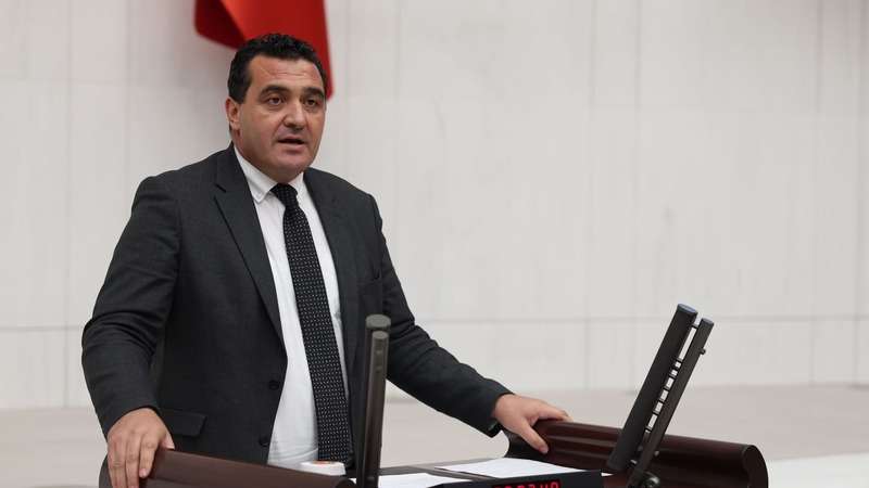 CHP’li Karasu’dan Bakan Yardımcısı Sayan’a eleştiri: “Hem denetliyor hem maaş alıyor”