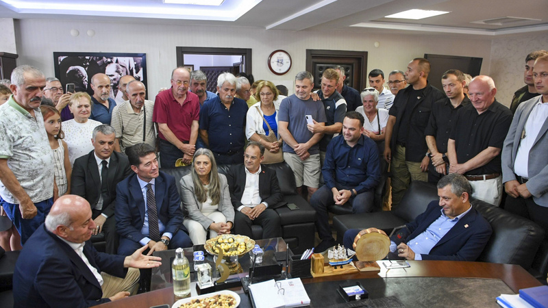 CHP Genel Başkanı Özgür Özel, Trabzon’da ziyaretlerde bulundu