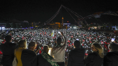 Özgür Özel Kırşehir’den haykırdı: “Lağım patladı, AK toroslar çetesi huzurumuza operasyon yaptı”