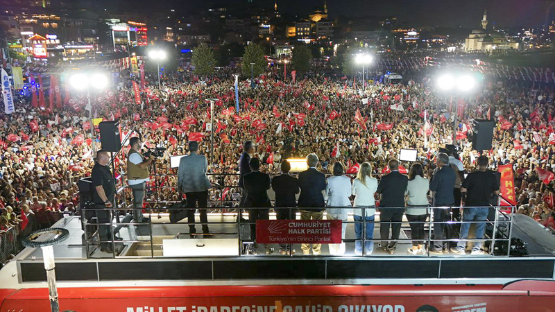 Özgür Özel Üsküdar’dan seslendi: “Yoksulun hakkını zenginden, Senin hakkını uzun adamdan almaya geliyoruz”