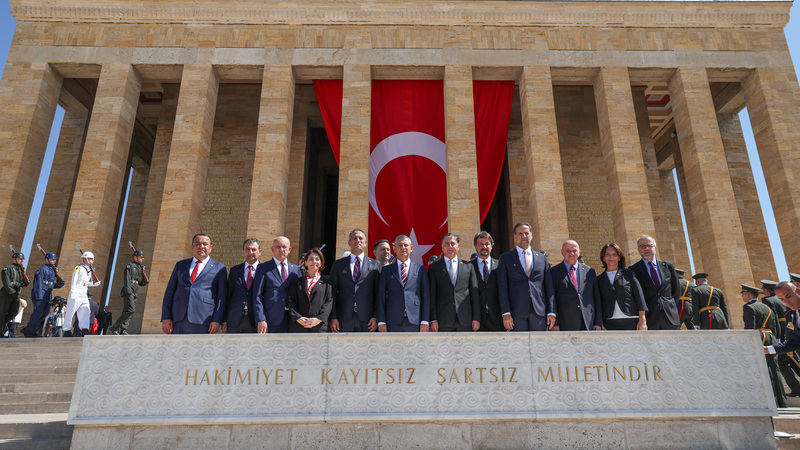 CHP Lideri Özgür Özel, Zafer Bayramı için Anıtkabir’deki devlet törenine katıldı