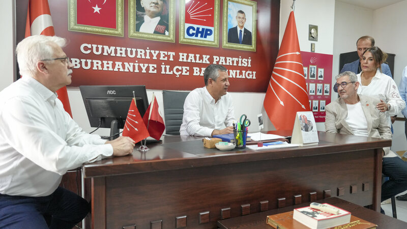 CHP Lideri Özgür Özel, Burhaniye’de vatandaşlarla buluştu, Cenaze törenine katıldı