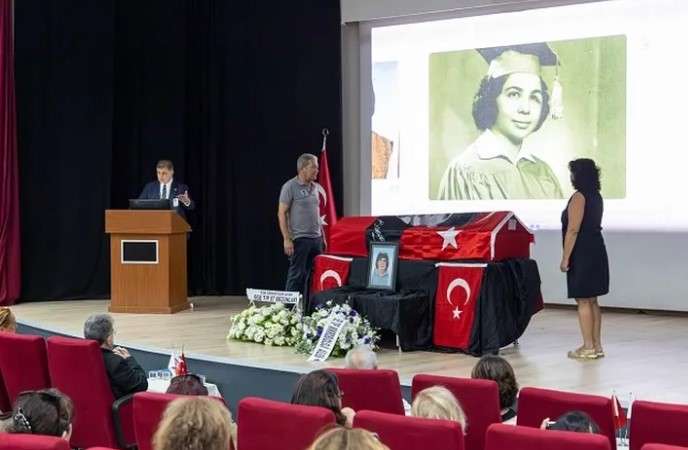 İzmir Büyükşehir Belediye Başkanı Tugay, Hocası Prof. Dr. Emel Tümbay’ı gözyaşlarıyla uğurladı