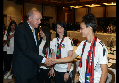 Cumhurbaşkanı Erdoğan, Yüksekovaspor Kadın Futbol Takımı‘nı kabul etti
