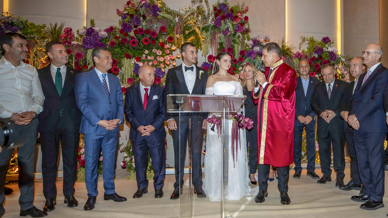 Özgür Özel, Genel Başkan Yardımcısı Zeybek’in oğlunun düğününde nikah şahitliği yaptı