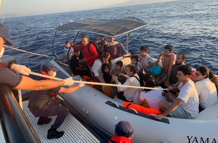 Marmaris Açıklarında motoru arızalanan bottan 20’si çocuk 35 kişi kurtarıldı, 6 organizatör yakalandı