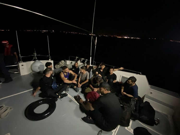 İzmir Çeşme açıklarında operasyon: 11 düzensiz göçmen yakalandı