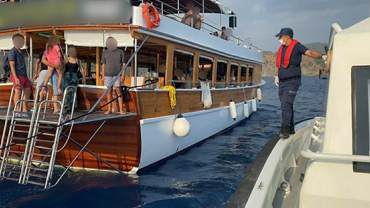 Muğla açıklarında hareketli gün: Sahil Güvenlik 19 göçmeni kurtardı, 2 kişiyi tahliye etti