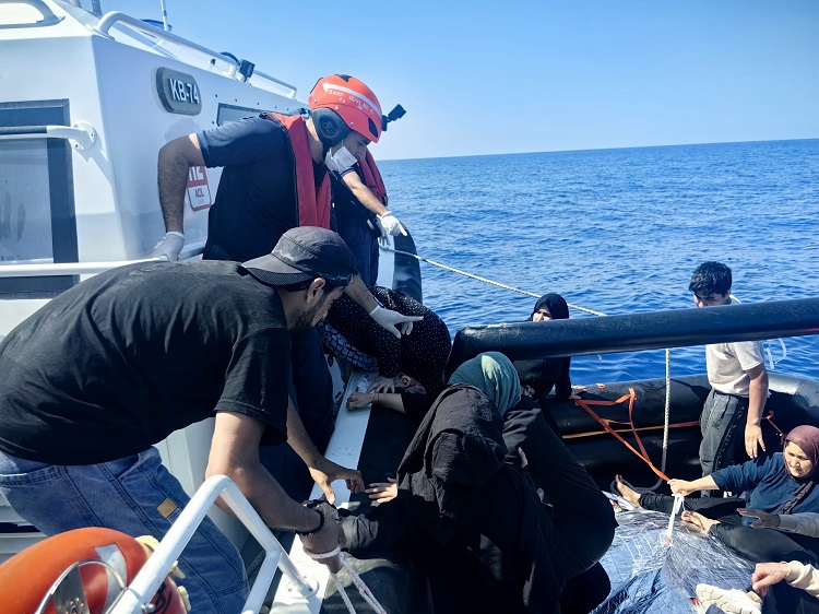 Türkiye genelinde dev “Düzensiz Göç” operasyonu: 52 organizatör ve 666 göçmen yakalandı