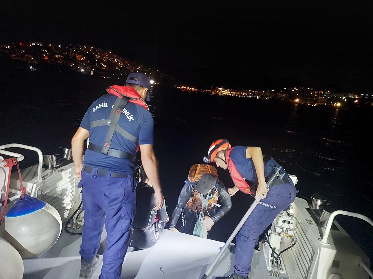 Muğla açıklarında hareketli saatler: 2 göçmen yakalandı, 1 kişi tahliye edildi