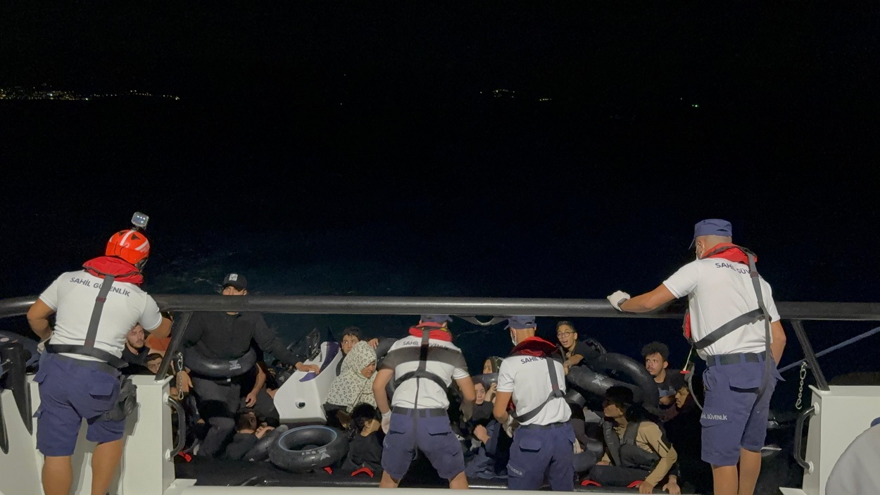 İzmir çeşme açıklarında 10’u çocuk 25 düzensiz göçmen yakalandı