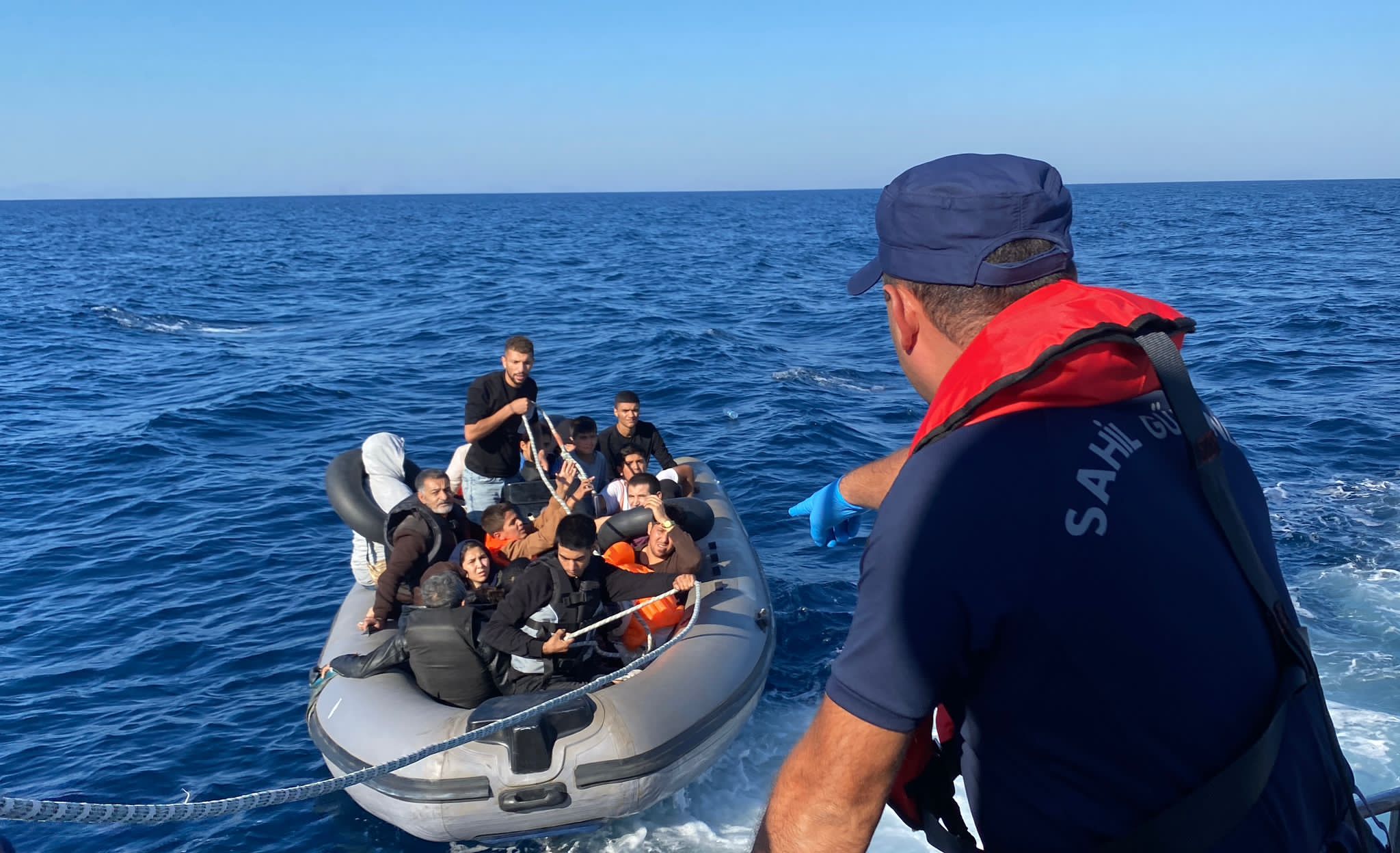 Aydın açıklarında sahil güvenlik’ten çifte kurtarma operasyonu