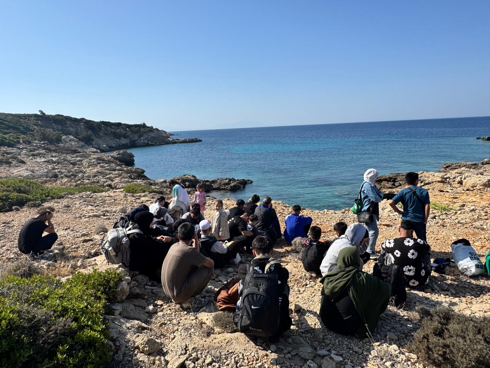 İzmir’de İHA tespit etti, Sahil Güvenlik yakaladı: 11’i çocuk 21 göçmen ve 1 organizatör yakalandı